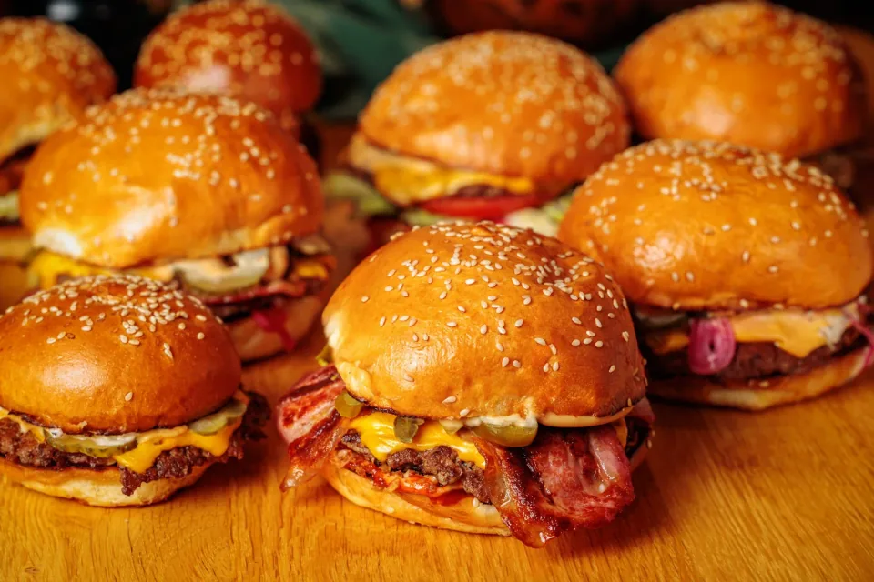 Burgeri Bătrânu' Sas de pe plită, cu chiflă brioche și cheddar